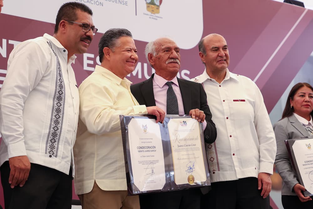 Reconocen años de entrega de docentes hidalguenses