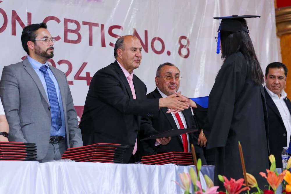 Natividad Castrejón presidió ceremonia de graduación de estudiantes del CBTIS 8