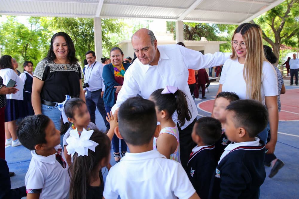 IHE entrega mobiliario educativo y equipo tecnológico a escuelas primarias de Tasquillo