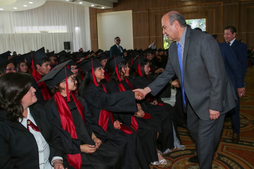Titular de SEPH entrega diplomas a egresados del CECyTE Hidalgo