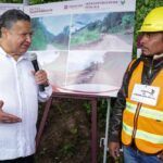 Vigilan construcción de carreteras en Tenango de Doria