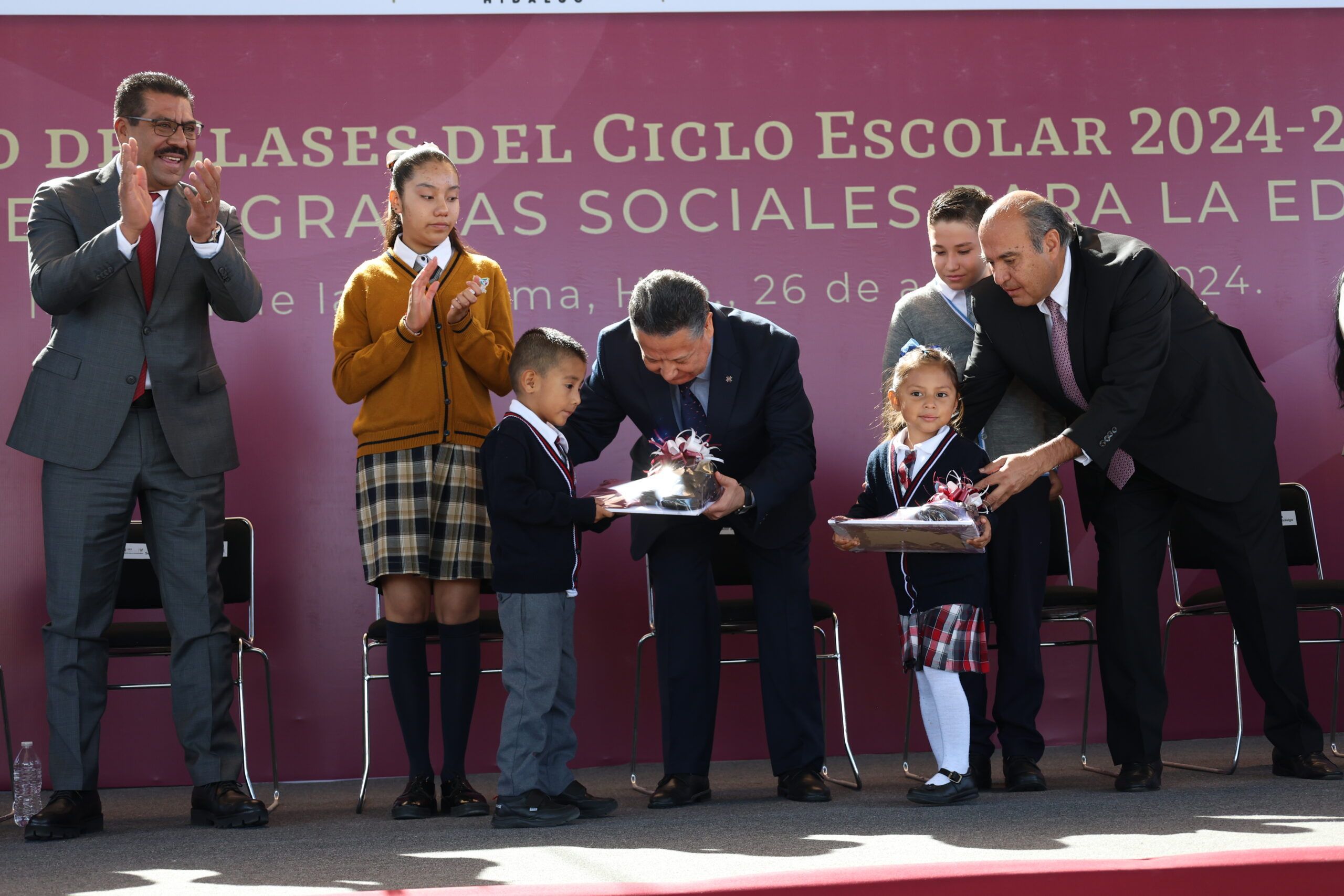 Entregan libros, útiles, uniformes y calzado a alumnos en Hidalgo