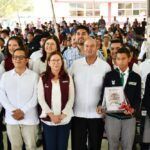 Uniformes escolares y libros de texto gratuitos
