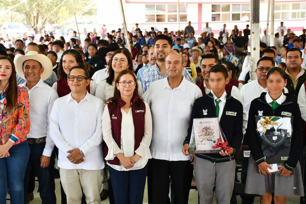 Uniformes escolares y libros de texto gratuitos