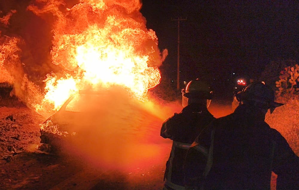 Bomberos sofocan incendio de vehículo que llevaba hidrocarburo, en Epazoyucan