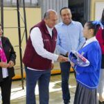 Entregan uniformes escolares a estudiantes de Metepec