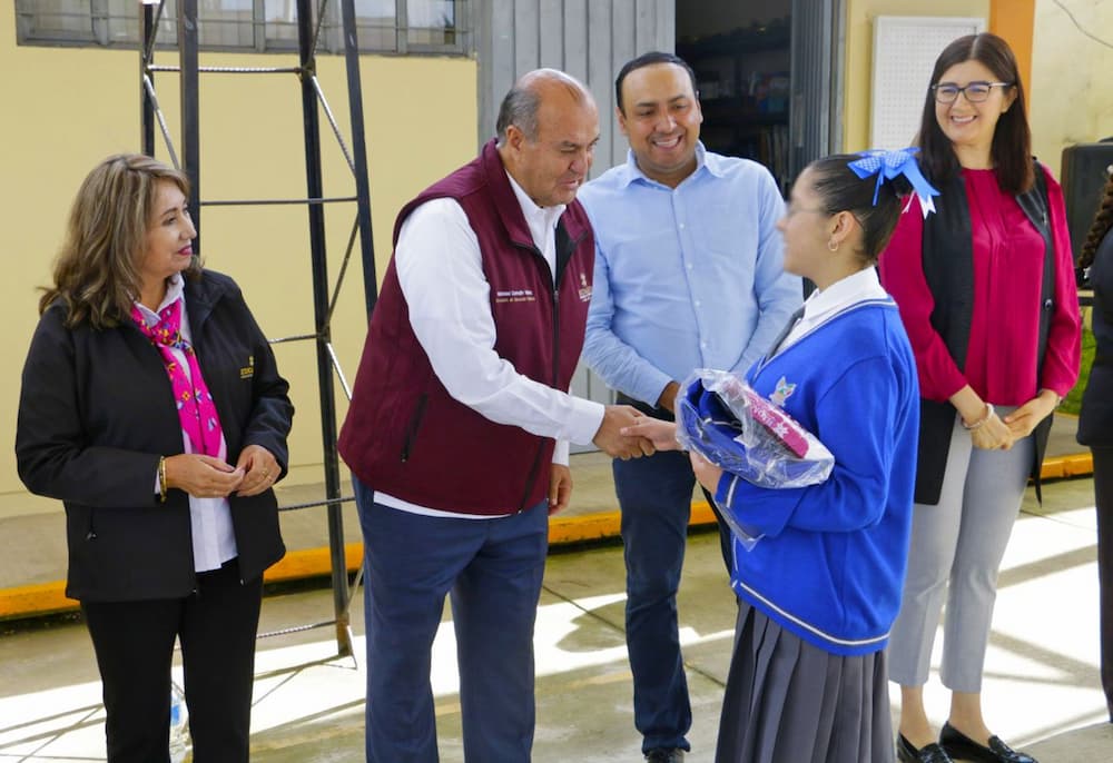 Entregan uniformes escolares a estudiantes de Metepec