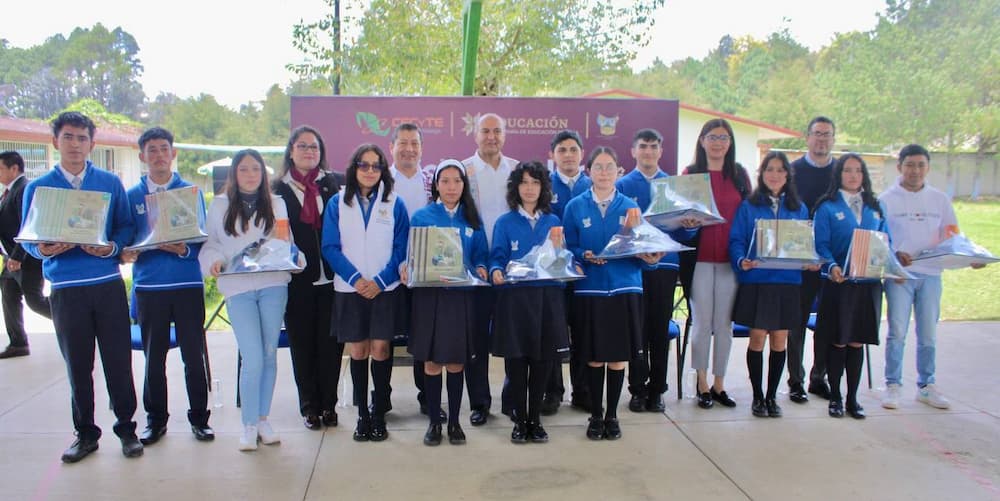 Estudiantes del CECyTEH Plantel Agua Blanca recibieron libros y uniformes