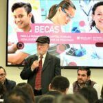 Otorgan becas de posgrado a 99 hidalguenses