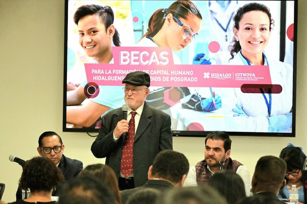 Otorgan becas de posgrado a 99 hidalguenses