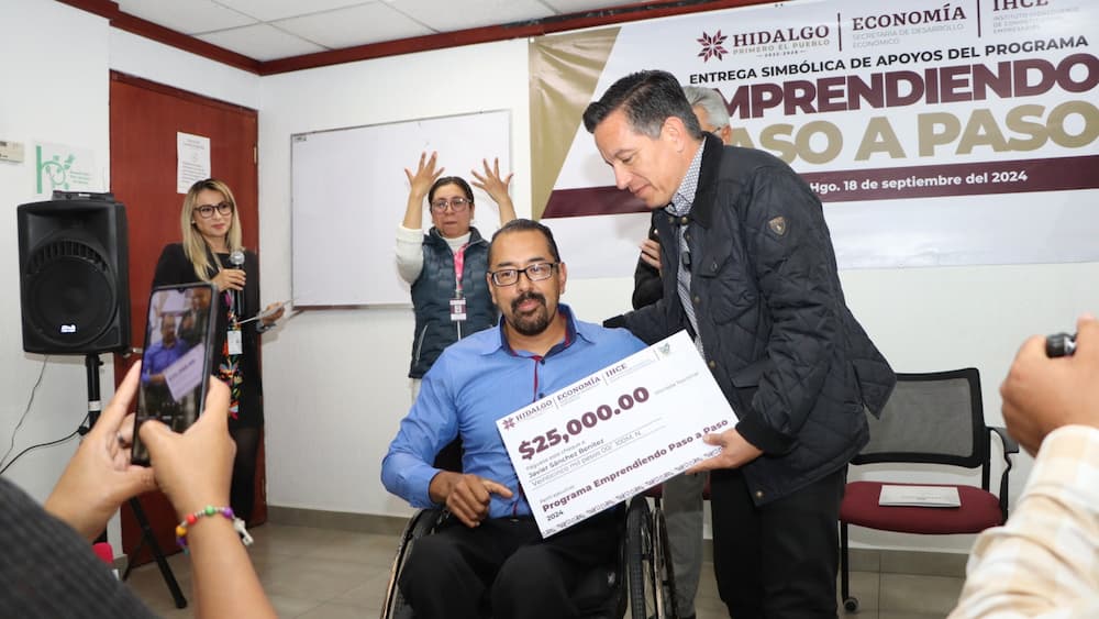 Beneficiarios reciben apoyos económicos del programa “Emprendiendo Paso a Paso”
