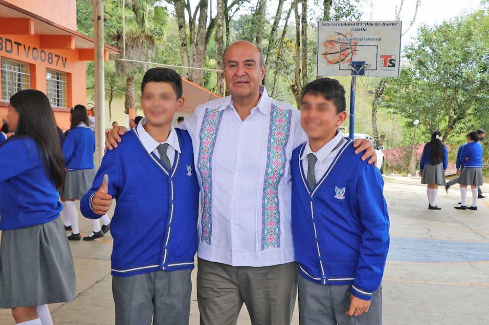 Titular del IHE visitó escuelas del municipio de Lolotla