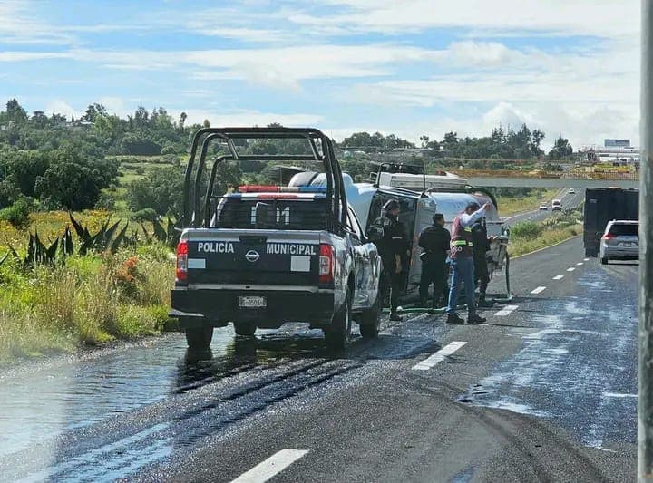 Pipa de la Caasim volcó en la Pachuca-Sahagún