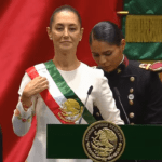 Claudia Sheinbaum asume como Presidenta de MéxicoClaudia Sheinbaum Pardo asumió el cargo de Presidenta Constitucional de México este 1 de octubre. En la Cámara de Diputados, en sesión del Congreso de la Unión, llegó la primera mujer presidenta del país. Con visible emoción, Sheinbaum rindió protesta leyendo el mensaje y, posteriormente, de manos de Ifigenia Martínez, presidenta de la Cámara de Diputados, Sheinbaum recibió la banda presidencial que le entregó el presidente Andrés Manuel López Obrador. Cuando le fue colocada la banda presidencial, la morenista lució conmovida mientras diputados, senadores e invitados especiales le gritaban “¡Presidenta, Presidenta”. Posteriormente, digirió un discurso en el Congreso en el que agradeció el trabajo de López Obrador y aseguró que no llega sola, sino acompañada de todas.