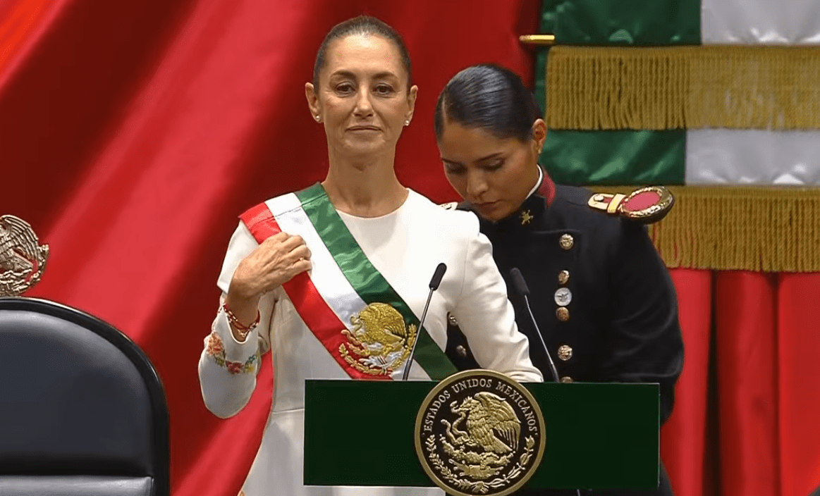 Claudia Sheinbaum asume como Presidenta de MéxicoClaudia Sheinbaum Pardo asumió el cargo de Presidenta Constitucional de México este 1 de octubre. En la Cámara de Diputados, en sesión del Congreso de la Unión, llegó la primera mujer presidenta del país. Con visible emoción, Sheinbaum rindió protesta leyendo el mensaje y, posteriormente, de manos de Ifigenia Martínez, presidenta de la Cámara de Diputados, Sheinbaum recibió la banda presidencial que le entregó el presidente Andrés Manuel López Obrador. Cuando le fue colocada la banda presidencial, la morenista lució conmovida mientras diputados, senadores e invitados especiales le gritaban “¡Presidenta, Presidenta”. Posteriormente, digirió un discurso en el Congreso en el que agradeció el trabajo de López Obrador y aseguró que no llega sola, sino acompañada de todas.