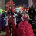 Desfile de Catrinas durante la última semana de feria El desfile tiene lugar todos los días cerca de las 7:00 p. m., y recorre las principales áreas de la Feria que “Late con Orgullo”, como el Teatro del Pueblo, la zona gastronómica, los foros artísticos, la velaria A del acceso principal y concluye en la velaria B de la explanada ubicada frente al Palenque. De igual forma, también contempla concursos de disfraces con las personas que asistan personificadas de catrinas y catrines, quienes participarán por diferentes premios, como cristalería, cobijas, flores de cempasúchil, entre otros. El concurso de disfraces se realizará a lo largo de la semana en la velaria B, donde un jurado calificador, acompañado del público presente, decidirá los primeros lugares. El Desfile de Catrinas está acompañado por la comparsa de personajes, músicos, zanqueros y dragones chinos que durante la semana recorren las zonas de la feria. De esta forma, la Feria de San Francisco Pachuca Hidalgo 2024 invita a disfrutar de las atracciones y espectáculos, en los últimos días de esta fiesta, la más grande de todos los hidalguenses.