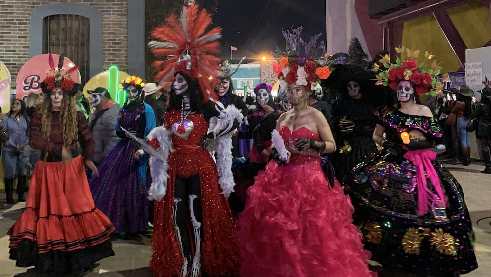 Desfile de Catrinas durante la última semana de feria El desfile tiene lugar todos los días cerca de las 7:00 p. m., y recorre las principales áreas de la Feria que “Late con Orgullo”, como el Teatro del Pueblo, la zona gastronómica, los foros artísticos, la velaria A del acceso principal y concluye en la velaria B de la explanada ubicada frente al Palenque. De igual forma, también contempla concursos de disfraces con las personas que asistan personificadas de catrinas y catrines, quienes participarán por diferentes premios, como cristalería, cobijas, flores de cempasúchil, entre otros. El concurso de disfraces se realizará a lo largo de la semana en la velaria B, donde un jurado calificador, acompañado del público presente, decidirá los primeros lugares. El Desfile de Catrinas está acompañado por la comparsa de personajes, músicos, zanqueros y dragones chinos que durante la semana recorren las zonas de la feria. De esta forma, la Feria de San Francisco Pachuca Hidalgo 2024 invita a disfrutar de las atracciones y espectáculos, en los últimos días de esta fiesta, la más grande de todos los hidalguenses.