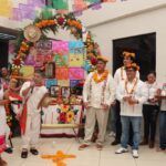 El secretario de Educación Pública de Hidalgo, Natividad Castrejón Valdez, realiza una gira de trabajo por la región Huasteca para participar junto a la comunidad educativa en la celebración de una de las tradiciones más importantes de la región: la Fiesta de las Ánimas, mejor conocida como Xantolo. Acompañado del secretario general de la Sección 15 del Sindicato Nacional de Trabajadores de la Educación (SNTE), Said Vargas Sáenz, el titular de la SEPH visitó la Escuela Secundaria General “Héroe Antonio Reyes”, en Huejutla de Reyes, donde se llevó a cabo la demostración del trabajo realizado por estudiantes y docentes. En su mensaje a la comunidad educativa, Natividad Castrejón invitó a las y los estudiantes a disfrutar de estos días de celebración: “Nos alegra que, a través de la Nueva Escuela Mexicana (NEM), sigan preservando sus costumbres y tradiciones con orgullo", destacó. Posteriormente, el titular de la SEPH se trasladó a las instalaciones de la Universidad Tecnológica de la Huasteca Hidalguense (UTHH), donde convivió con estudiantes, docentes y personal administrativo. El funcionario realizó un recorrido por las instalaciones, durante el cual la comunidad estudiantil explicó la importancia de la celebración del Día de Muertos. Además, observó las danzas y actividades que realizan para preservar las costumbres y tradiciones milenarias de los pueblos originarios. Más tarde, el secretario de Educación en la entidad visitó el municipio de Huazalingo, donde, junto con autoridades municipales y educativas, presenció la demostración de los trajes típicos, danzas y ofrendas del Xantolo.
