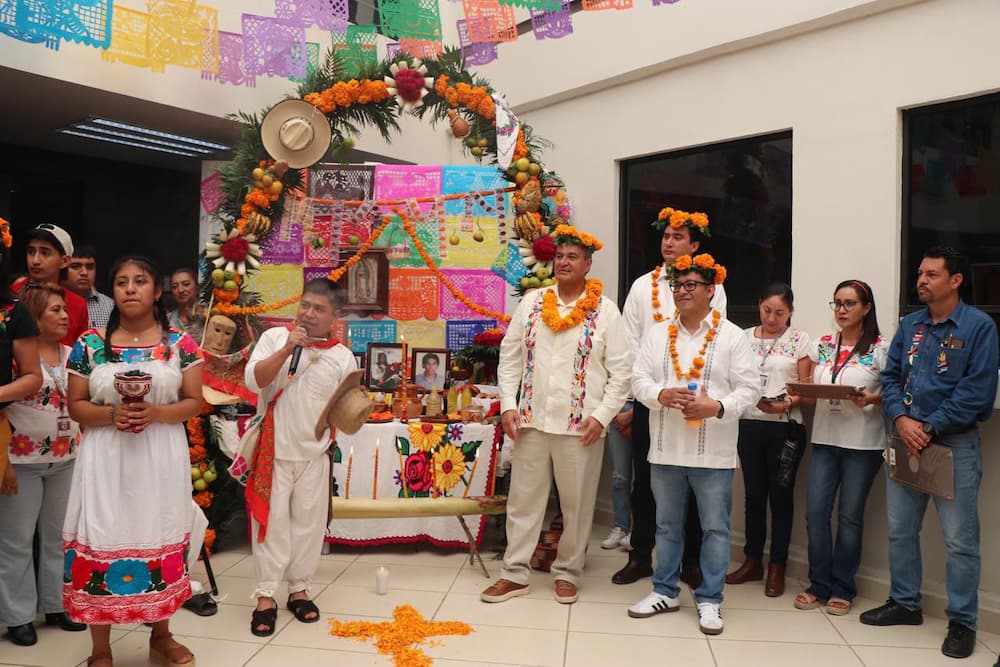 El secretario de Educación Pública de Hidalgo, Natividad Castrejón Valdez, realiza una gira de trabajo por la región Huasteca para participar junto a la comunidad educativa en la celebración de una de las tradiciones más importantes de la región: la Fiesta de las Ánimas, mejor conocida como Xantolo. Acompañado del secretario general de la Sección 15 del Sindicato Nacional de Trabajadores de la Educación (SNTE), Said Vargas Sáenz, el titular de la SEPH visitó la Escuela Secundaria General “Héroe Antonio Reyes”, en Huejutla de Reyes, donde se llevó a cabo la demostración del trabajo realizado por estudiantes y docentes. En su mensaje a la comunidad educativa, Natividad Castrejón invitó a las y los estudiantes a disfrutar de estos días de celebración: “Nos alegra que, a través de la Nueva Escuela Mexicana (NEM), sigan preservando sus costumbres y tradiciones con orgullo", destacó. Posteriormente, el titular de la SEPH se trasladó a las instalaciones de la Universidad Tecnológica de la Huasteca Hidalguense (UTHH), donde convivió con estudiantes, docentes y personal administrativo. El funcionario realizó un recorrido por las instalaciones, durante el cual la comunidad estudiantil explicó la importancia de la celebración del Día de Muertos. Además, observó las danzas y actividades que realizan para preservar las costumbres y tradiciones milenarias de los pueblos originarios. Más tarde, el secretario de Educación en la entidad visitó el municipio de Huazalingo, donde, junto con autoridades municipales y educativas, presenció la demostración de los trajes típicos, danzas y ofrendas del Xantolo.