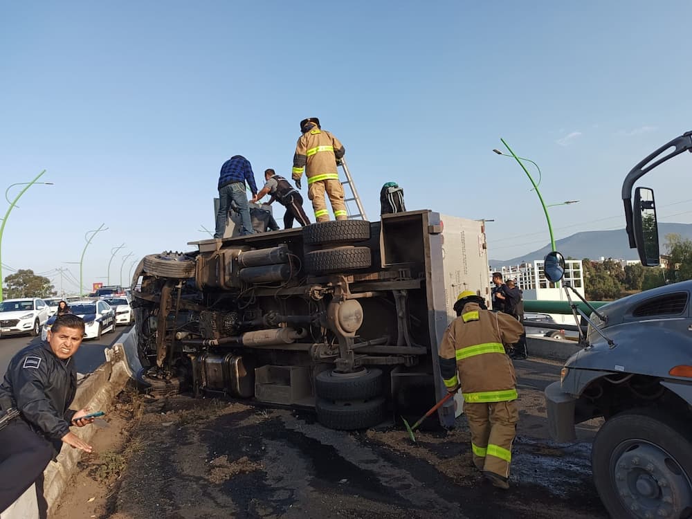Vuelca camioneta de valores sobre el bulevar Colosio