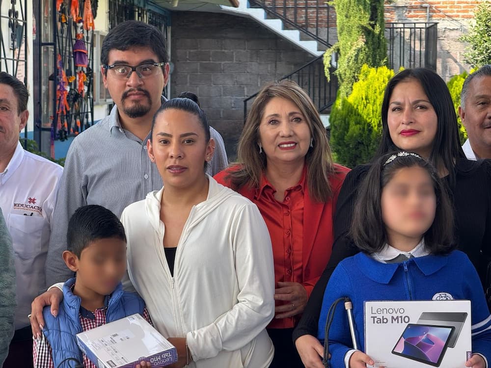 Entregan tabletas electrónicas a estudiantes de nivel básico
