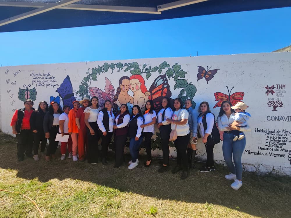 Mujeres realizan mural dedicado a la sororidad