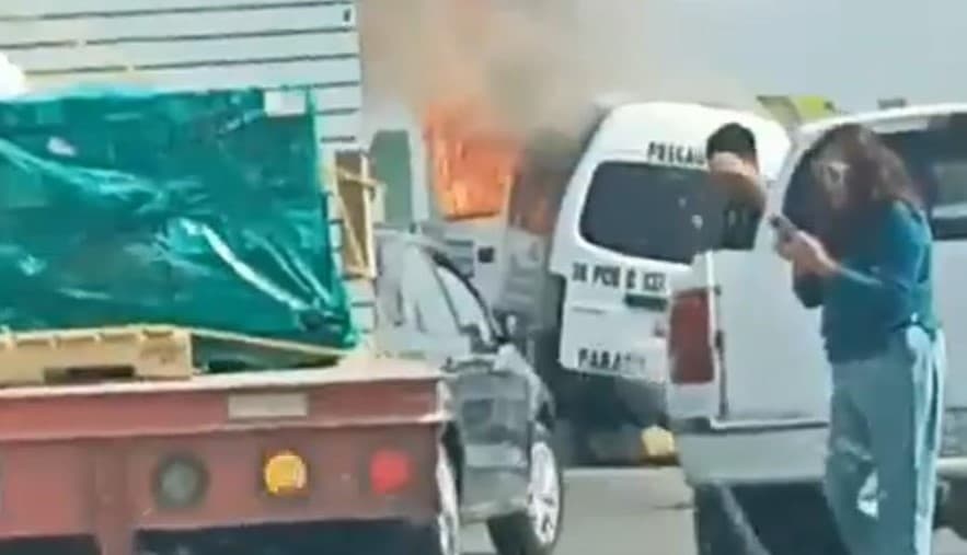 Dos personas fueron hospitalizadas tras incendio de Urvan en bulevar Colosio