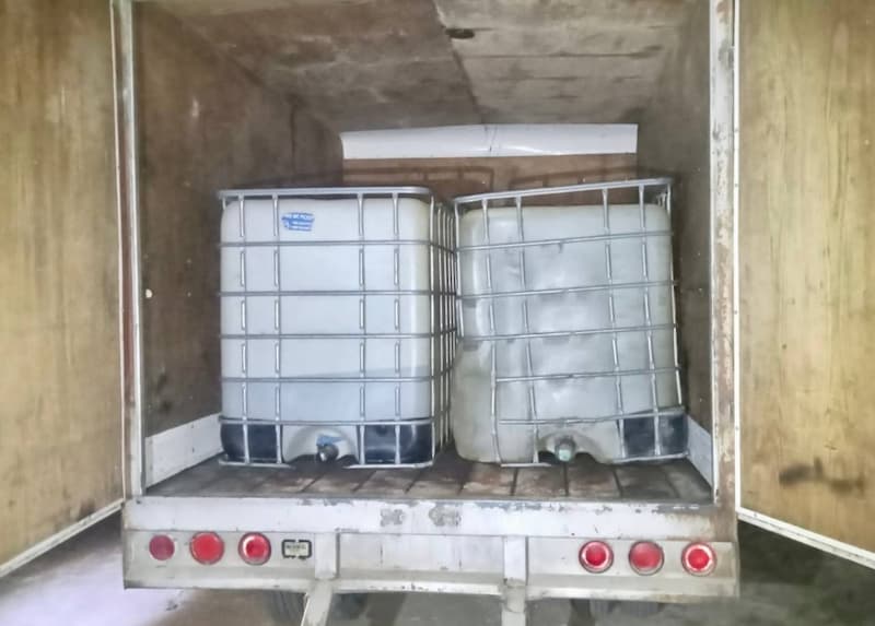 Aseguran camionetas con más de 3 mil litros de combustible, en Tlaxiaca