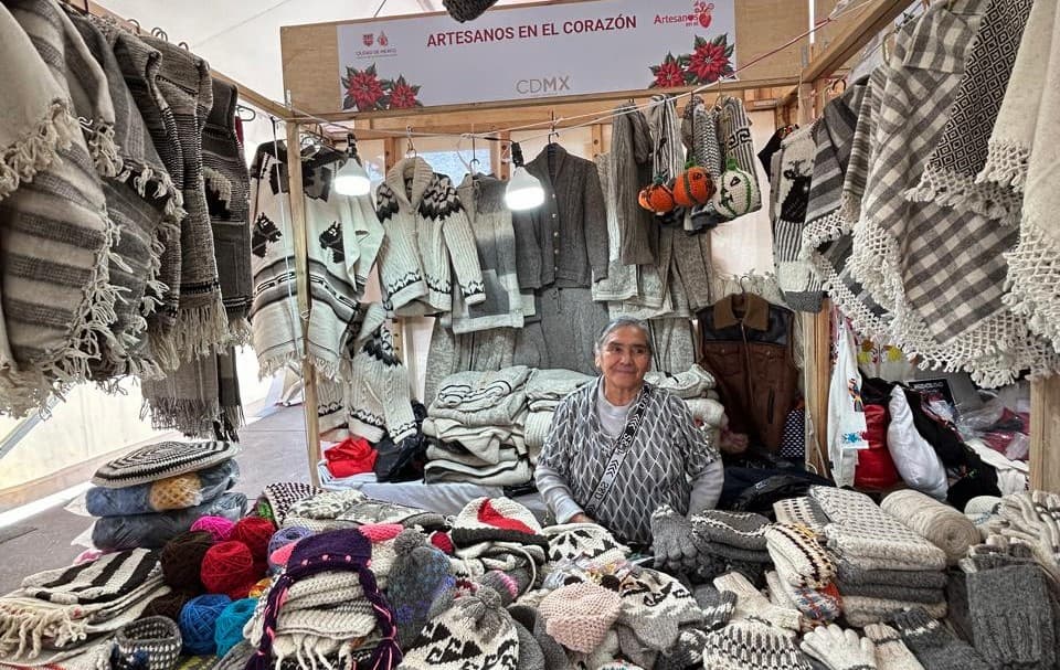 Destacan artesanos hidalguenses durante exhibición en el Zócalo