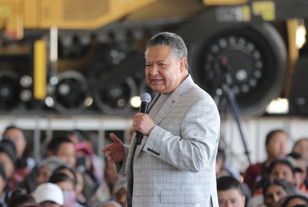 Julio Menchaca sufre desvanecimiento en gira; es trasladado a Pachuca