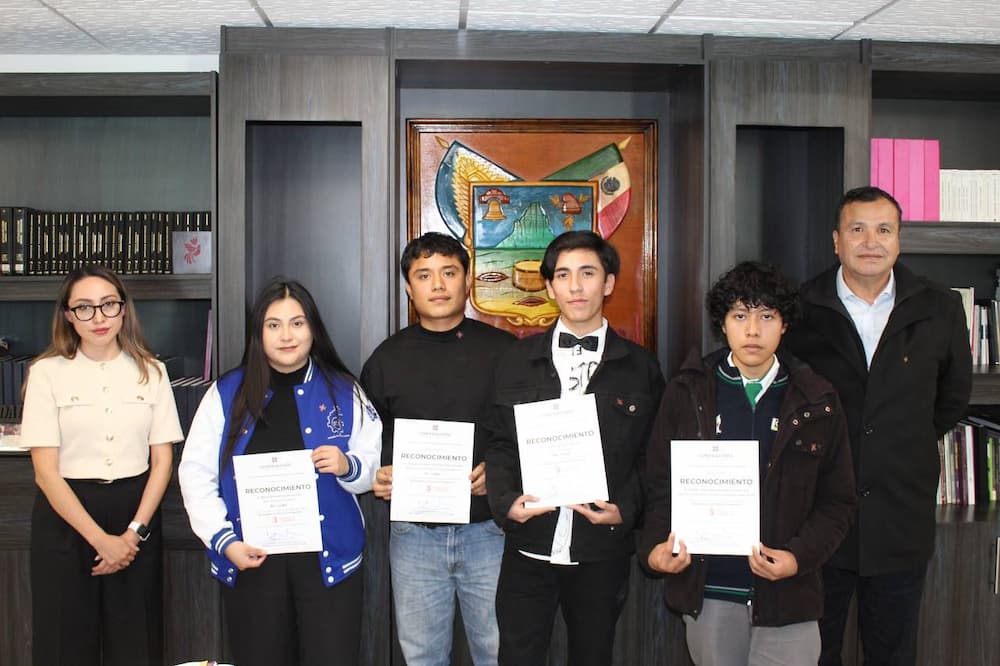 Premian a jóvenes ganadores de "El Pueblo contra la Corrupción 2024"