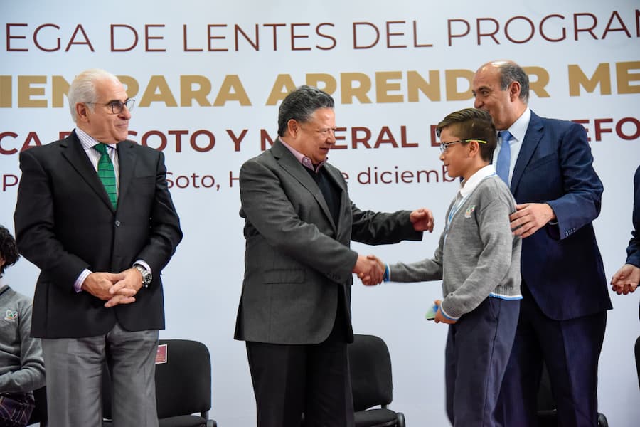 Entregará Julio Menchaca beneficios de Ver Bien para Aprender Mejor