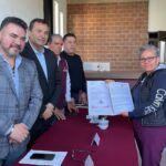 CEVI entrega escrituras de propiedad a 10 familias