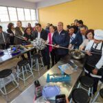 Estudiantes de San Salvador reciben equipamiento para talleres