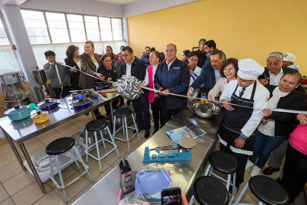 Estudiantes de San Salvador reciben equipamiento para talleres