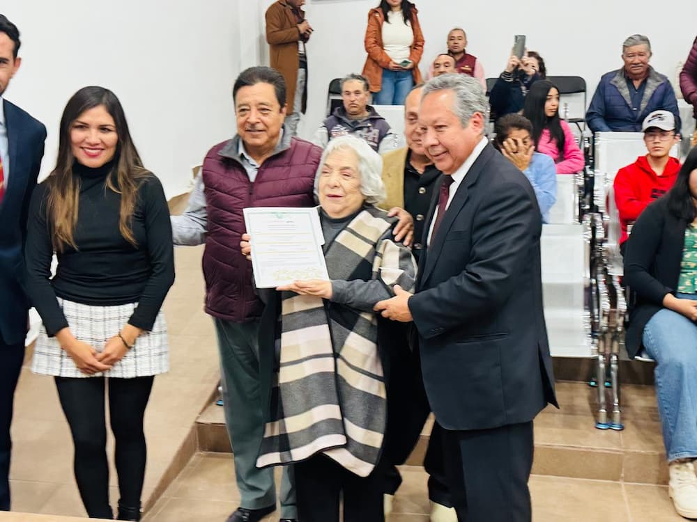 María Leonila concluye la primaria a los 95 años