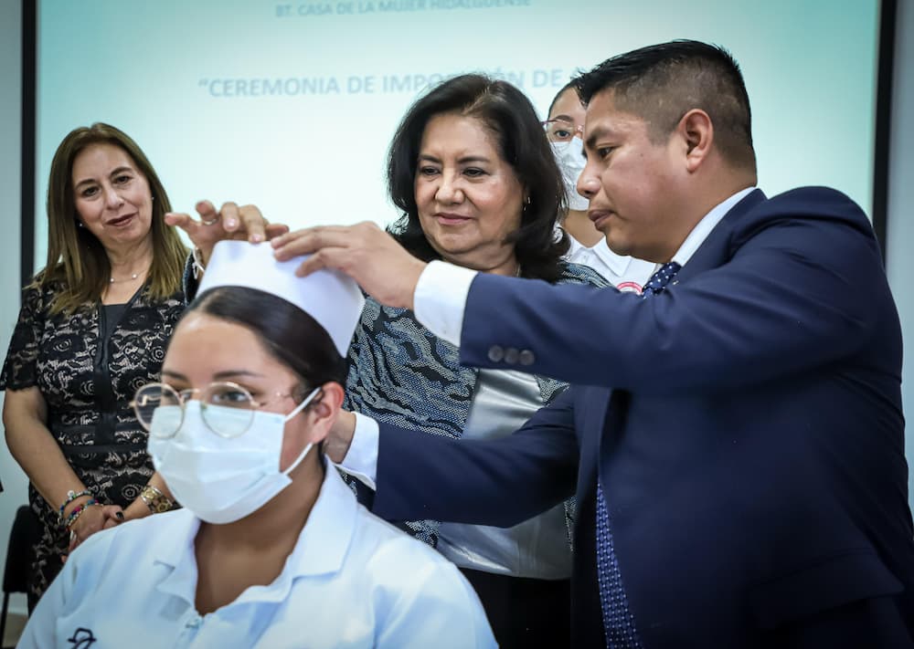 Edda Vite realiza imposición de cofias a 26 alumnas del CMH