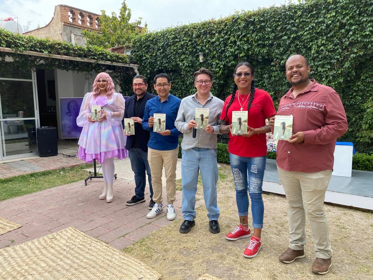 Kenya Cuevas presentó libro Casa de las Muñecas, en Pachuca