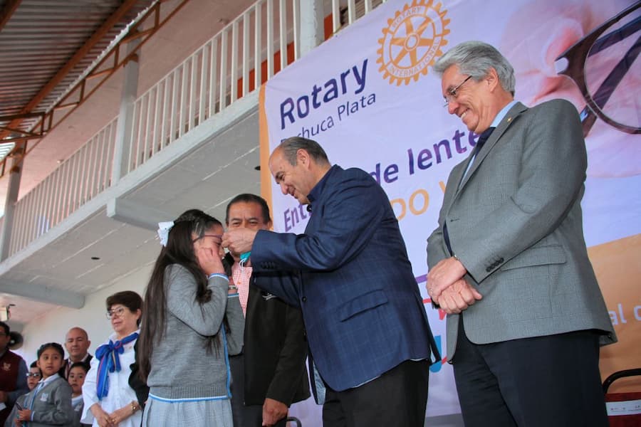 Entregan 246 lentes a estudiantes de Mineral del Chico