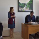 Buzón Digital de la Contraloría recibe 112 denunciasLa Contraloría de Hidalgo da un paso significativo en la promoción de la participación ciudadana con la implementación del Buzón Digital de Quejas y Denuncias, una herramienta que garantiza el acceso seguro y continuo a la ciudadanía para reportar irregularidades en cualquier momento y desde cualquier lugar. Este sistema digital refuerza los mecanismos de transparencia y legitimidad institucional, para eliminar barreras físicas y horarias para la recepción de denuncias. Su difusión es clave, ya que los Comisarios Públicos y Órganos Internos de Control lo promueven activamente en eventos como las Rutas de la Transformación, ferias de servicios y verificaciones de programas, además de mantener su presencia permanente en los entes públicos mediante códigos QR. Desde su lanzamiento en julio de 2024, el Buzón Digital se mantiene en evolución con mejoras orientadas a la accesibilidad. Entre los cambios implementados se encuentran la integración de idiomas como inglés, náhuatl y otomí, así como una bienvenida en lengua de señas mexicana, para facilitar su uso para grupos vulnerables y de esta forma garantizar la inclusión de todos los hidalguenses. En términos de impacto, el sistema registró 112 denuncias, con un 63% de casos resueltos. Los principales motivos de queja son: • Omisión en trámites (26%): Se implementaron brigadas de supervisión en los entes involucrados. • Fallas en servicios (20%): Se realizaron visitas domiciliarias con levantamiento de actas. • Corrupción (8%): Se abrieron investigaciones de control interno y revisiones de personal. • Acoso (5%): Se activó el Protocolo Cero y el seguimiento a través del Comité de Ética y Prevención de Conflictos de Interés. Cada denuncia recibe un folio único que permite a los ciudadanos dar seguimiento a su caso hasta su resolución. Además, al finalizar el proceso, los usuarios pueden evaluar la atención brindada por el Órgano Interno de Control, para fortalecer así la rendición de cuentas. Álvaro Bardales destacó que el Buzón Digital otorga voz a la ciudadanía y fomenta la transparencia en el ejercicio público. Esta herramienta no solo permite atender denuncias, también impulsa la implementación de medidas preventivas y de control interno, lo cual contribuye a la construcción de una administración más íntegra y eficiente.