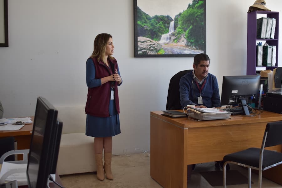 Buzón Digital de la Contraloría recibe 112 denunciasLa Contraloría de Hidalgo da un paso significativo en la promoción de la participación ciudadana con la implementación del Buzón Digital de Quejas y Denuncias, una herramienta que garantiza el acceso seguro y continuo a la ciudadanía para reportar irregularidades en cualquier momento y desde cualquier lugar. Este sistema digital refuerza los mecanismos de transparencia y legitimidad institucional, para eliminar barreras físicas y horarias para la recepción de denuncias. Su difusión es clave, ya que los Comisarios Públicos y Órganos Internos de Control lo promueven activamente en eventos como las Rutas de la Transformación, ferias de servicios y verificaciones de programas, además de mantener su presencia permanente en los entes públicos mediante códigos QR. Desde su lanzamiento en julio de 2024, el Buzón Digital se mantiene en evolución con mejoras orientadas a la accesibilidad. Entre los cambios implementados se encuentran la integración de idiomas como inglés, náhuatl y otomí, así como una bienvenida en lengua de señas mexicana, para facilitar su uso para grupos vulnerables y de esta forma garantizar la inclusión de todos los hidalguenses. En términos de impacto, el sistema registró 112 denuncias, con un 63% de casos resueltos. Los principales motivos de queja son: • Omisión en trámites (26%): Se implementaron brigadas de supervisión en los entes involucrados. • Fallas en servicios (20%): Se realizaron visitas domiciliarias con levantamiento de actas. • Corrupción (8%): Se abrieron investigaciones de control interno y revisiones de personal. • Acoso (5%): Se activó el Protocolo Cero y el seguimiento a través del Comité de Ética y Prevención de Conflictos de Interés. Cada denuncia recibe un folio único que permite a los ciudadanos dar seguimiento a su caso hasta su resolución. Además, al finalizar el proceso, los usuarios pueden evaluar la atención brindada por el Órgano Interno de Control, para fortalecer así la rendición de cuentas. Álvaro Bardales destacó que el Buzón Digital otorga voz a la ciudadanía y fomenta la transparencia en el ejercicio público. Esta herramienta no solo permite atender denuncias, también impulsa la implementación de medidas preventivas y de control interno, lo cual contribuye a la construcción de una administración más íntegra y eficiente.