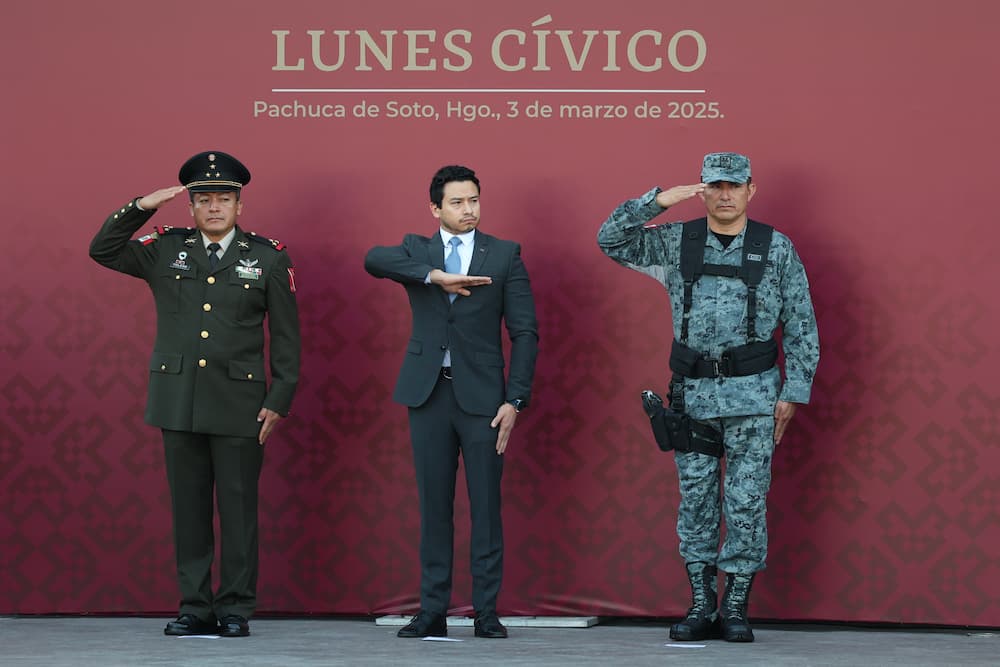 Alejandro Velázquez encabeza lunes cívico en Plaza Juárez
