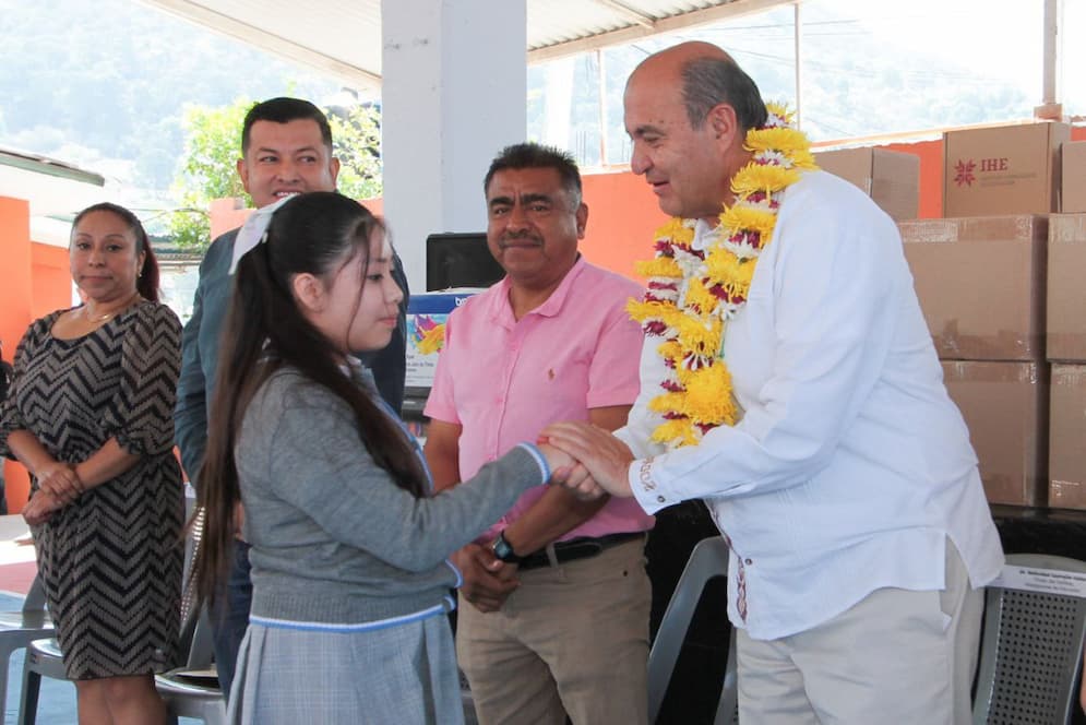Entrega SEPH infraestructura educativa en la Sierra Gorda