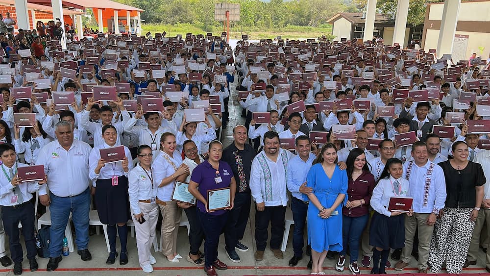 Estudiantes de la Huasteca hidalguense reciben tabletas electrónicas