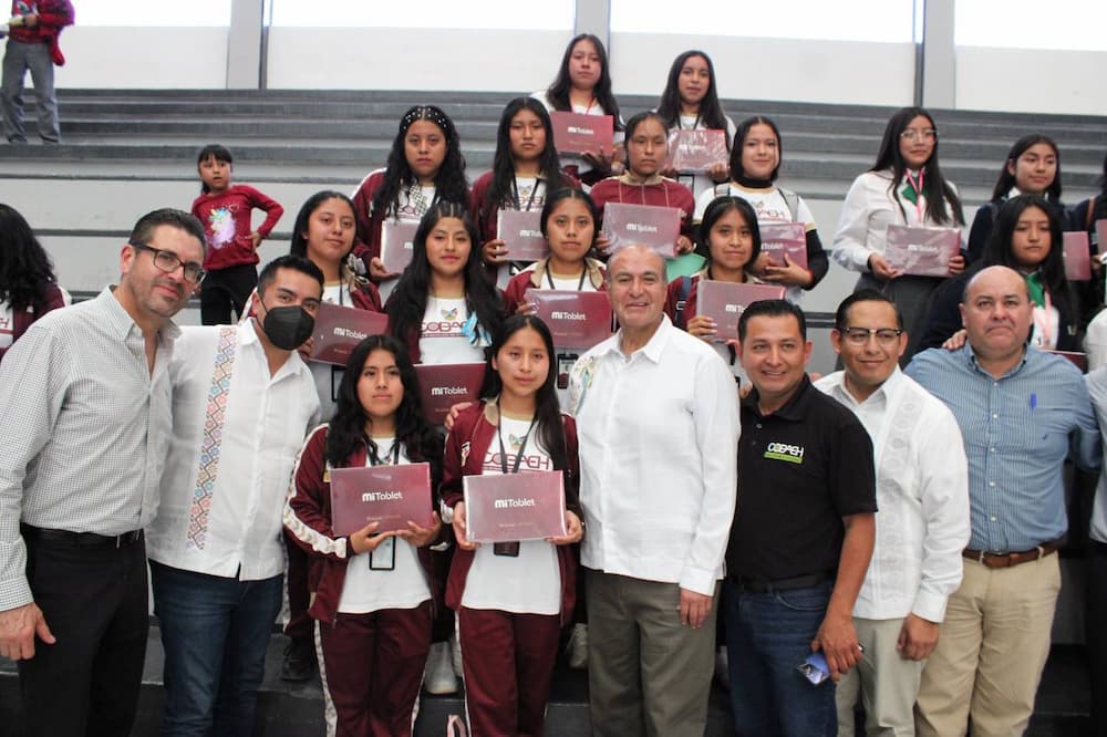 SEPH entrega dispositivos móviles a estudiantes de la sierra alta hidalguense