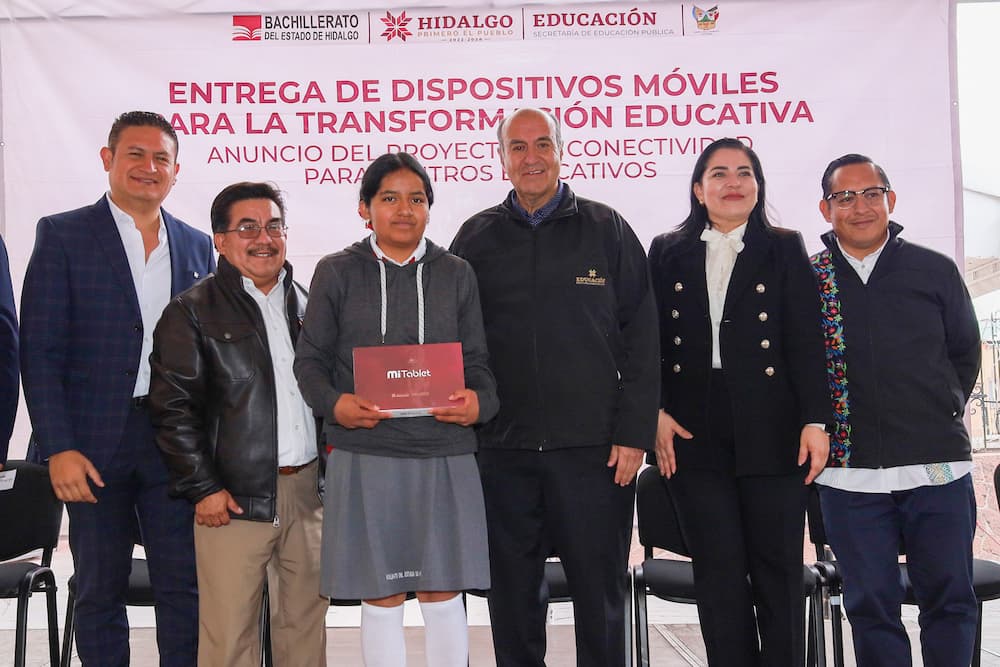 Entrega SEPH tabletas a estudiantes de bachillerato de Zimapán y Tecozautla