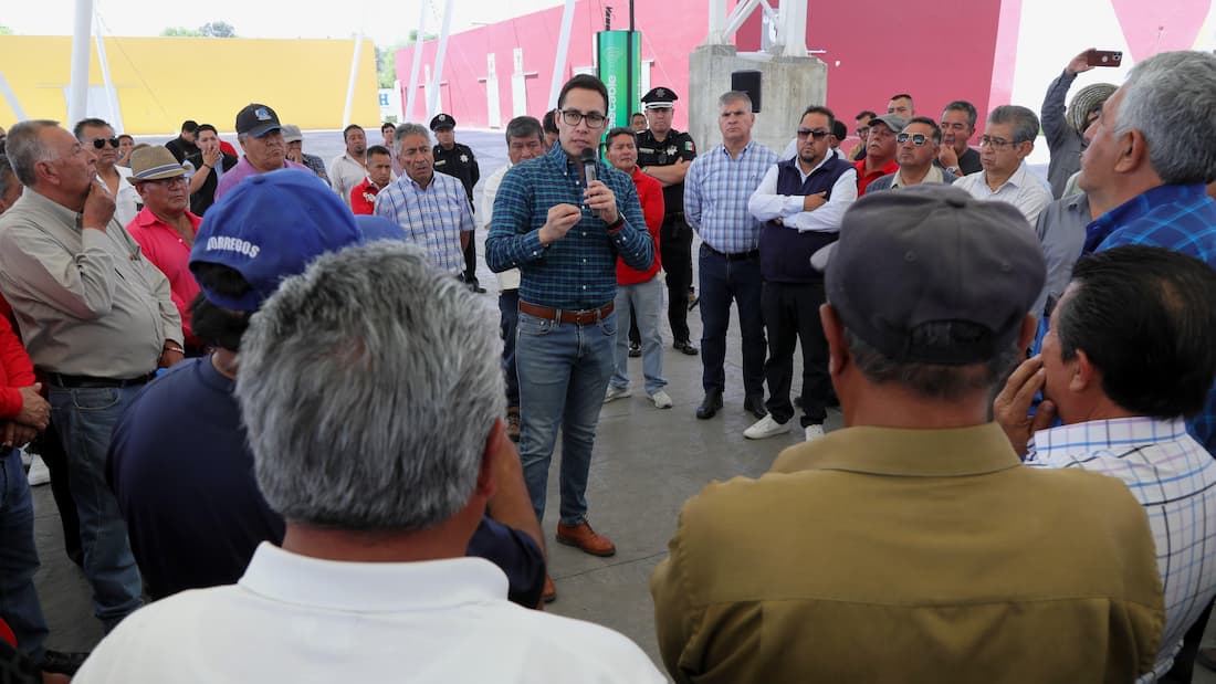 Lidera Jorge Reyes reunión con taxistas en la capital