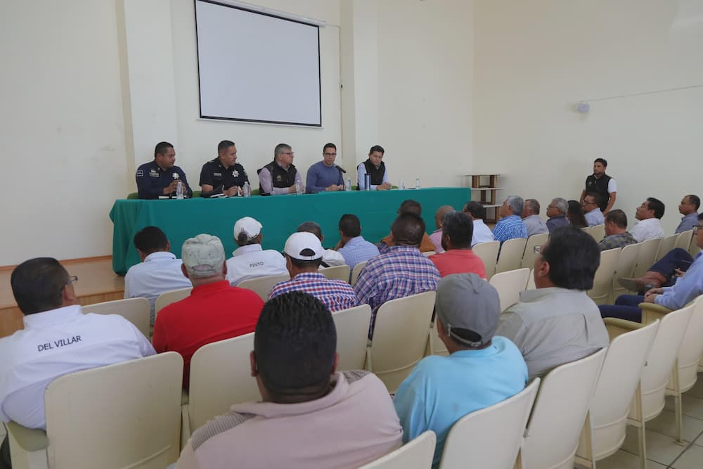 Da continuidad Jorge Reyes a diálogo con taxistas