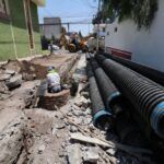Entra en operación nueva infraestructura sanitaria en la colonia PeriodistasEn esta ocasión, personal especializado llevó a cabo trabajos para la sustitución de 226.60 metros de tubería de 12 pulgadas de diámetro, además de la reposición de 54 descargas sanitarias y la construcción de 13 pozos de visita, en la calle 16 de septiembre de la colonia Periodistas. Una vez finalizadas las labores, se procedió a la reposición de la carpeta asfáltica, que permitió sellar los trabajos realizados. La intervención en esta zona era necesaria, ya que, la línea anterior que estuvo en operación fue fabricada de concreto simple, esto ocasionaba que frecuentemente se presentaran obstrucciones tanto en la línea general, como en las descargas sanitarias, lo que durante años causó afectación a los habitantes de ese sector. Estas acciones surgen como una medida de respuesta ante la falta de mantenimiento registrada durante años, además del notable deterioro en la infraestructura a consecuencia del tiempo de antigüedad con más de 30 años en operación. Este resultado es parte de un esfuerzo continuo del gobierno de la transformación, encabezado por Julio Menchaca Salazar, para mejorar la infraestructura sanitaria, y, por lo tanto, la calidad de vida de los habitantes beneficiados.