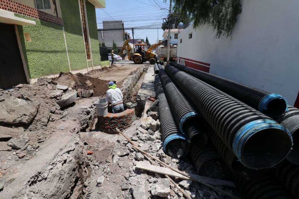 Entra en operación nueva infraestructura sanitaria en la colonia PeriodistasEn esta ocasión, personal especializado llevó a cabo trabajos para la sustitución de 226.60 metros de tubería de 12 pulgadas de diámetro, además de la reposición de 54 descargas sanitarias y la construcción de 13 pozos de visita, en la calle 16 de septiembre de la colonia Periodistas. Una vez finalizadas las labores, se procedió a la reposición de la carpeta asfáltica, que permitió sellar los trabajos realizados. La intervención en esta zona era necesaria, ya que, la línea anterior que estuvo en operación fue fabricada de concreto simple, esto ocasionaba que frecuentemente se presentaran obstrucciones tanto en la línea general, como en las descargas sanitarias, lo que durante años causó afectación a los habitantes de ese sector. Estas acciones surgen como una medida de respuesta ante la falta de mantenimiento registrada durante años, además del notable deterioro en la infraestructura a consecuencia del tiempo de antigüedad con más de 30 años en operación. Este resultado es parte de un esfuerzo continuo del gobierno de la transformación, encabezado por Julio Menchaca Salazar, para mejorar la infraestructura sanitaria, y, por lo tanto, la calidad de vida de los habitantes beneficiados.